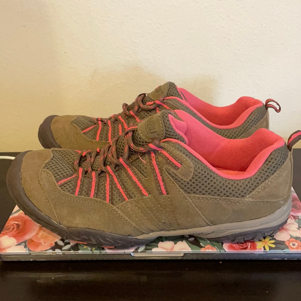 Khombu Women’s hiking shoe - Size 9M